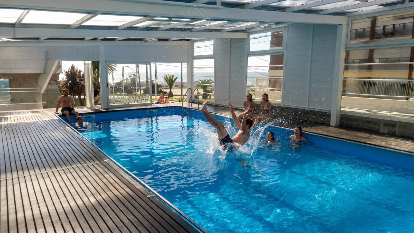 Área de pileta climatizada del hotel